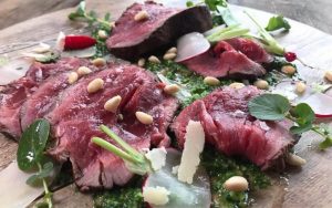 Røkt oksekjøttcarpaccio med whisky, syltede reddiker, pesto og røyket parmesan 